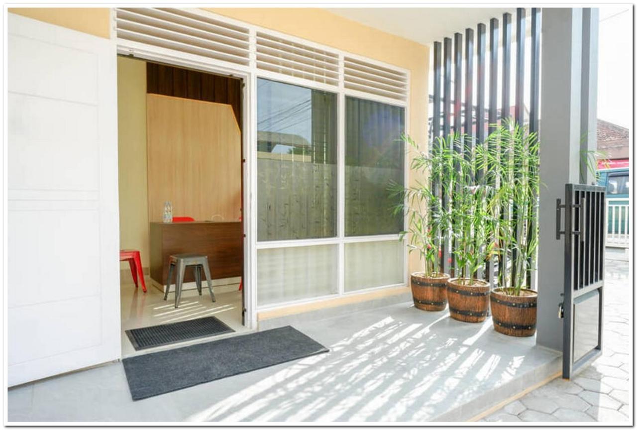 RedDoorz near Gejayan 3 Hotel Maguwo Bagian luar foto