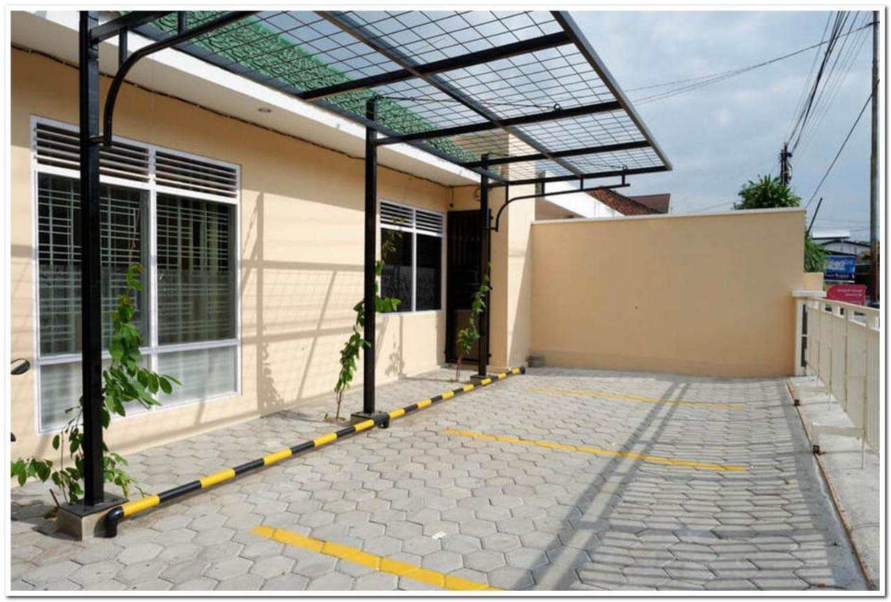 RedDoorz near Gejayan 3 Hotel Maguwo Bagian luar foto