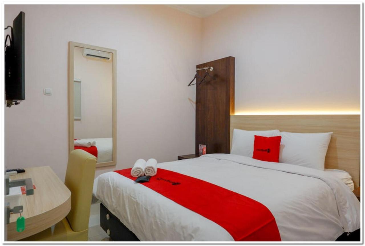 RedDoorz near Gejayan 3 Hotel Maguwo Bagian luar foto