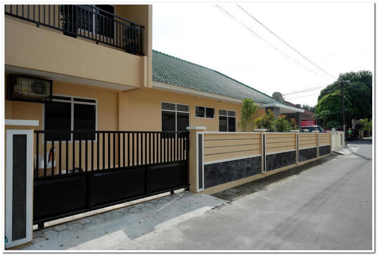 RedDoorz near Gejayan 3 Hotel Maguwo Bagian luar foto