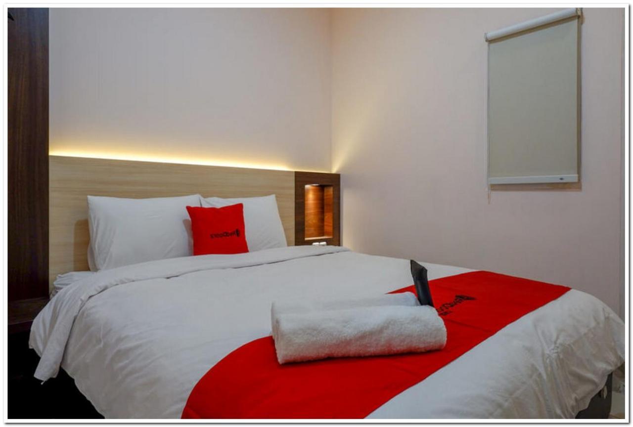 RedDoorz near Gejayan 3 Hotel Maguwo Bagian luar foto