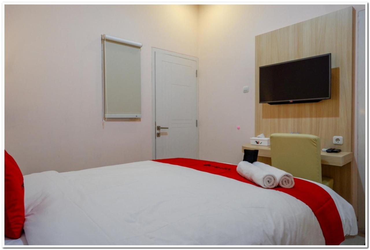 RedDoorz near Gejayan 3 Hotel Maguwo Bagian luar foto