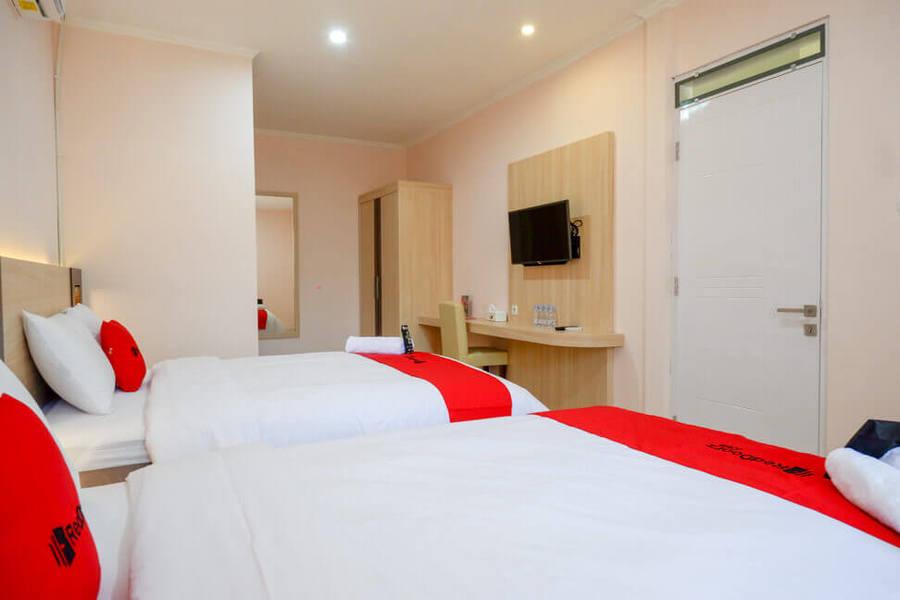 RedDoorz near Gejayan 3 Hotel Maguwo Bagian luar foto