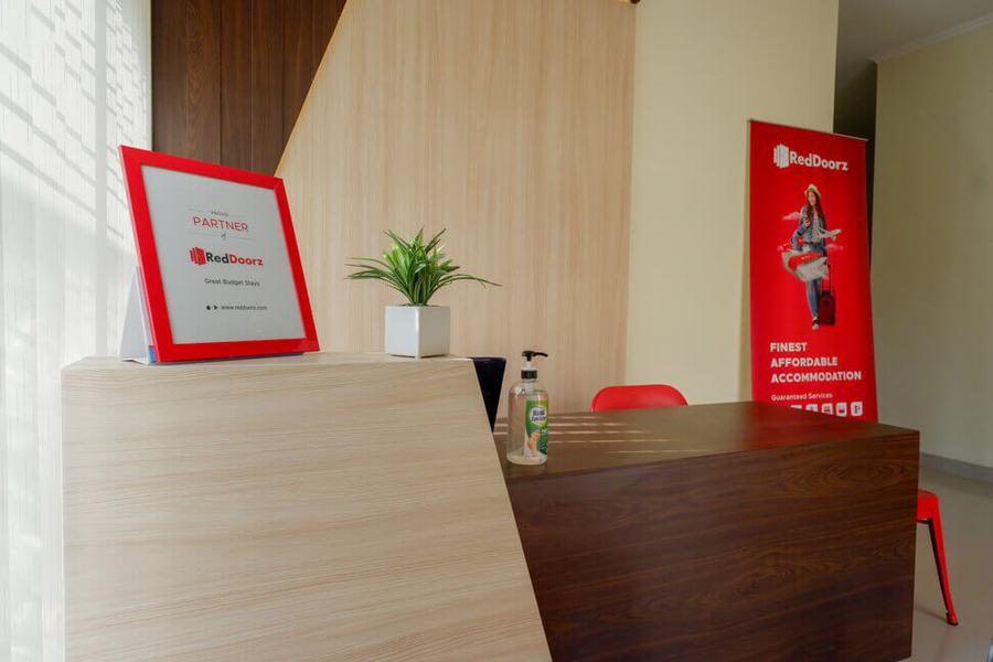 RedDoorz near Gejayan 3 Hotel Maguwo Bagian luar foto