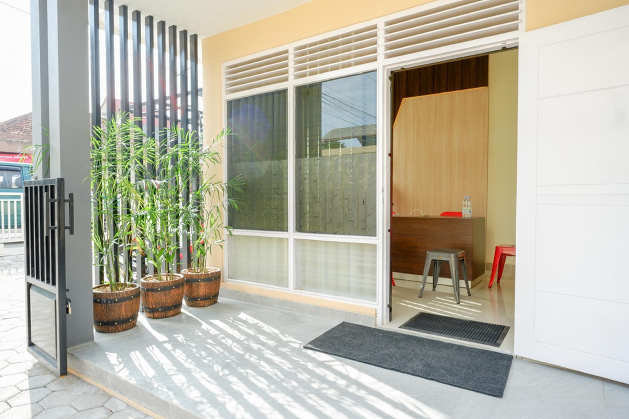 RedDoorz near Gejayan 3 Hotel Maguwo Bagian luar foto