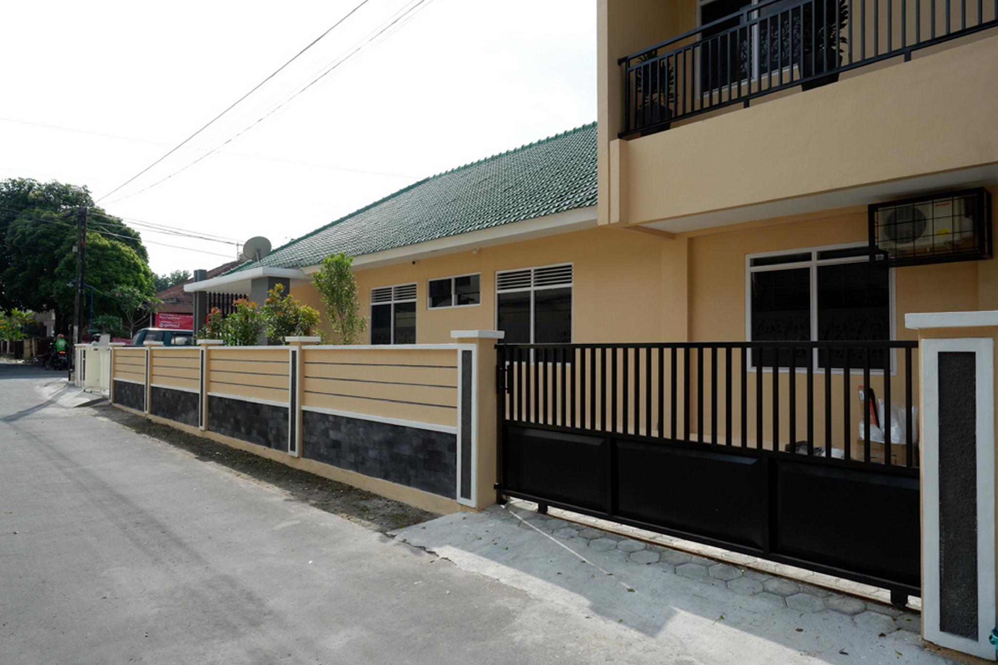 RedDoorz near Gejayan 3 Hotel Maguwo Bagian luar foto