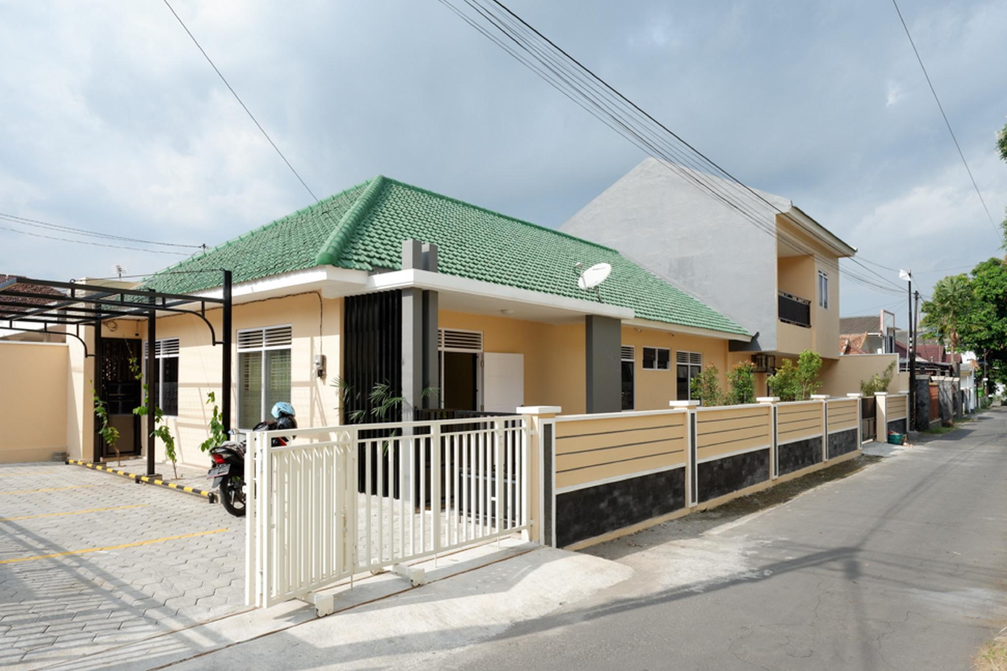 RedDoorz near Gejayan 3 Hotel Maguwo Bagian luar foto