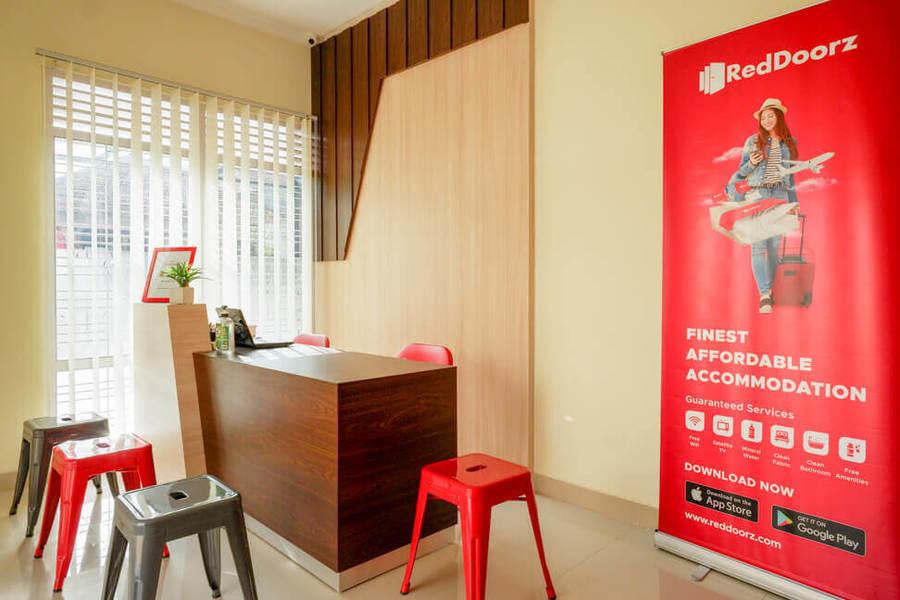 RedDoorz near Gejayan 3 Hotel Maguwo Bagian luar foto